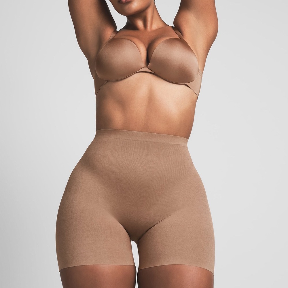 NWT SKIMS SHEER SCULPT LOW BACK SHORT